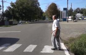 O trecere de pietoni apărută peste noapte într-o localitate din Botoşani îi pune în încurcătură atât pe şoferi, cât şi pe trecători