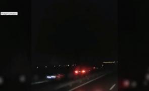 Camion cu remorcă, plin cu lemne, filmat pe contrasens pe Austostrada 1, între Sibiu şi Deva