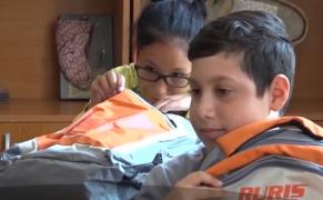 Copii din Hunedoara, ajutați cu rechizite de Fundația Mereu Aproape