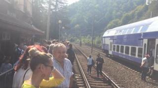 Un nou incident pe calea ferată a revoltat sute de călători. Trenul s-a defectat, iar oamenii au fost lăsaţi să aştepte mai bine de o oră o soluţie
