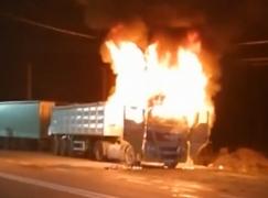 Un TIR încărcat cu grâu a luat foc pe o stradă intens circulată din Leţcani, judeţul Iaşi