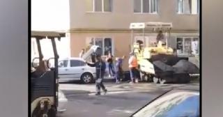 În România, s-a inventat şi "asfaltarea în portbagaj"