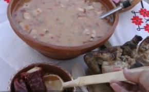 Must, pastrama de oaie şi mămăligă la Festivalul "Oltenii şi restul lumii"