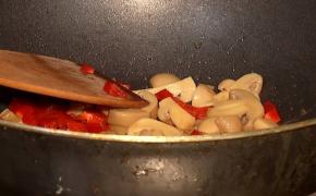 Românii nu renunţă la telefon nici măcar în bucătărie! Cartea de bucate s-a mutat într-o aplicaţie