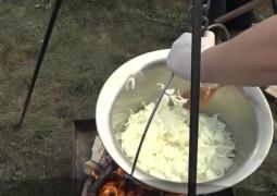 A fost festivalul cepei în Harghita! Pofticioșii s-au învârtit pe lângă ceaune pline cu mâncare