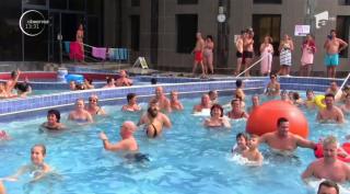 Distracția continuă la Băile Felix. Hotelierii au redus prețurile, iar turiștii se bucură de ultimele zile călduroase