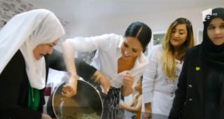Ducesa de Sussex renunţă la protocol. Meghan Markle a gătit alături cu victimele incendiului de la Grenfell Tower