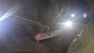 Exerciţiu de salvare la 200 de metri adâncime, în cea mai adâncă peşteră din România!