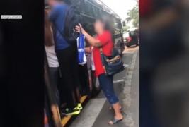 Săracul copil! O timişoreancă îşi îndeasă copilul în autobuz, fără să-i pese că nu mai e loc (Video)