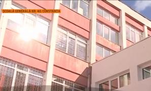 Elevul care a căzut în gol de la etajul doi al unei şcoli din Constanţa este în stare gravă