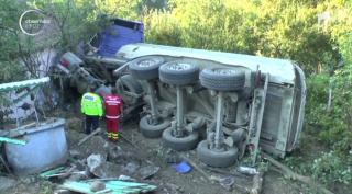 Clipe de groază pentru o familie din Neamţ. Un TIR ieşit de sub control a intrat peste ei în casă