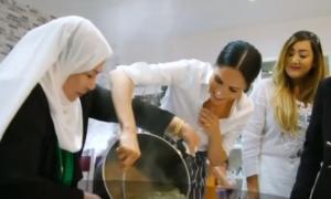 Meghan Markle a fost surprinsă într-o ipostază inedită. Soţia Prinţului Harry şi-a pus şorţul şi s-a apucat de gătit