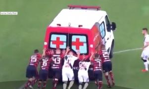 Gest remarcabil pe terenul de fotbal, în Brazilia! Jucătorii unor echipe de fotbal şi-au unit forţele pentru a împinge o ambulanţă care nu mai pornea