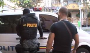 Atac desprins parcă din filmele cu mafioţi într-o pizzerie din Buzău. Şase indivizi au năvălit înarmaţi cu săbii şi topoare peste patron