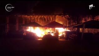 Flăcări, fum şi panică în zona pieţei centrale din Medgidia, după ce acoperişul unui spaţiu comercial a luat foc