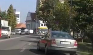 Cursa nebună în Alba Iulia! Un şofer periculos a încălcat toate regulile de circulaţie şi a fost la un pas să ucidă mai mulţi oameni