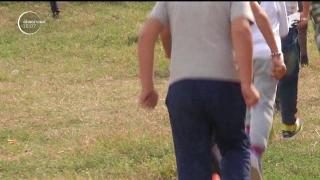 Un copil din Dolj şi-a fracturat piciorul la ora de sport, din cauza terenului plin de gropi