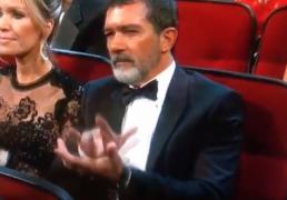 Stilul de a aplauda al lui Antonio Banderas a devenit ţinta glumelor pe Internet