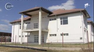 O şcoală din judeţul Gorj, care a costat două milioane de euro, a devenit salon de nunţi. Elevii nu au acces acolo