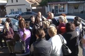 Scandal la Agenţia pentru Plăţi şi Inspecţie Socială din Brașov. 50 de sinistrați au protestat în faţa uşilor închise