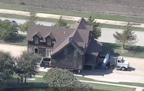 O clădire istorică din Statele Unite a fost plimbată pe autostradă