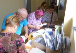 Locuitorii unei comune din Timiș primesc facturile la sac, la căminul cultural