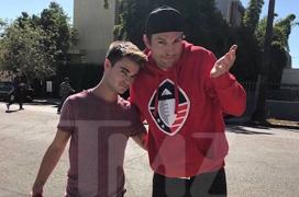 Ashton Kutcher a lovit cu mașina un tânăr care circula cu trotineta