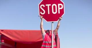 Hoţii fură până şi indicatoarele rutiere. Viaţa a sute de şoferi este pusă în pericol