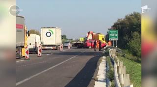 Opt români, implicaţi într-un grav accident pe o şosea din Slovacia, după ce microbuzul în care se aflau a fost lovit de un TIR