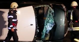 Opt oameni,  la un pas de moarte, după ce microbuzul în care se aflau s-a răsturnat pe autostrada Sibiu-Sebeş