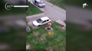 Scene uluitoare în judeţul Neamţ! Un bărbat a făcut duş, în aer liber, la o cişmea din oraşul Bicaz