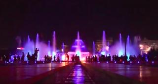 La fântânile din Piaţa Unirii este aglomeraţie ca la bradul de Crăciun. Spectacolul a devenit punctul de atracţie al Capitalei