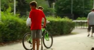 Economiile tinerilor se duc pe telefoane inteligente şi vacanţe, în timp ce persoanele trecute de 40 de ani preferă să-şi reînnoiască casa