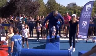 Ilie Năstase, demonstraţie la bârnă într-un parc din Capitală. Nadia Comăneci i-a fost alături