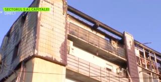 Oamenii rămaşi pe drumuri după ce blocul în care locuiau, în sectorul 5, a fost mistuit de flăcări, se întorc în apartamentele lor