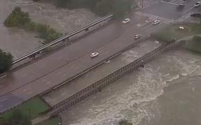 Ploi devastatoare în statul american Texas. Un om a murit şi mai multe şosele au fost inundate