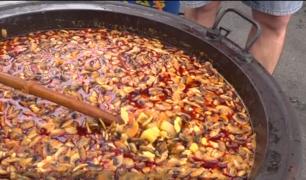 La poalele Cetăţii Deva este sărbătorit gulaşul, pregătit de şapte echipe de bucătari din Hunedoara, dar şi din Ungaria