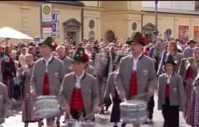 Celebrul festival dedicat berii continuă în forţă la Munchen. Sute de oameni au participat la Oktoberfest