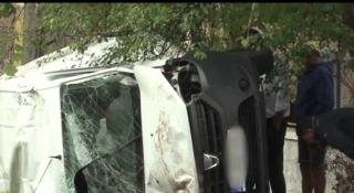 Accident grav în Gorj! O autoutilitară a fost izbită în plin de două mașini, după ce a intrat pe un drum fără să se asigure