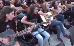 Eveniment dedicat celor pasionaţi de muzica folk şi rock, organizat la Sibiu. Aproape 500 de chitarişti au creat spectacol