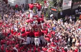 Cascadorie periculoasă în inima Barcelonei, la o competiţie inedită cu acrobaţi profesionişti