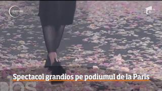 Spectacol grandios la Săptămâna Modei de la Paris. Modelele au defilat printre interpreţi de dans contemporan