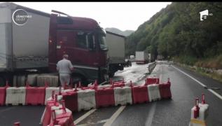 Trafic blocat pe Valea Oltului, după ce un TIR a lovit separatoarele de sens