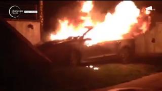 Incendiu violent în apropierea unui bloc din Cluj-Napoca. O mașină s-a făcut scrum
