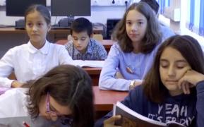 Școala fără cărți, culmea învățământului românesc. Cel puţin şase manuale le lipsesc elevilor