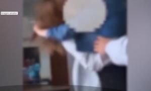 Anchetă la un liceu din Tg. Neamţ. Două eleve îşi împart pumni şi picioare, spre amuzamentul colegilor care le filmează (Video)