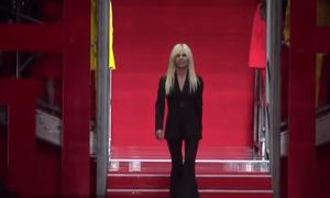 Versace, una dintre cele mai cunoscute case din lume, ar fi fost vândută către gigantul Michael Kors