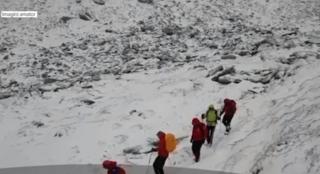 Misiune periculoasă pentru salvamontişti. Doi turişti germani, neechipaţi corespunzător au rămas blocaţi în Munţii Făgăraş