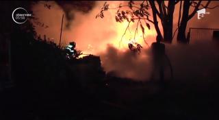 Noapte albă în Piatra Neamţ. Un incendiu puternic a făcut scrum o gospodărie