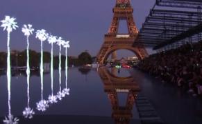 Prezentare spectaculoasă în inima Parisului, la Săptămâna Modei. Modelele au defilat pe un podium acoperit cu apă